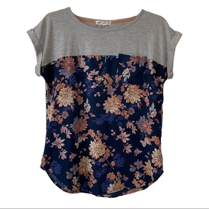 Jolt Women’s‎ Short Sleeve Gray and Blue Floral Pocket Tee     Sz S